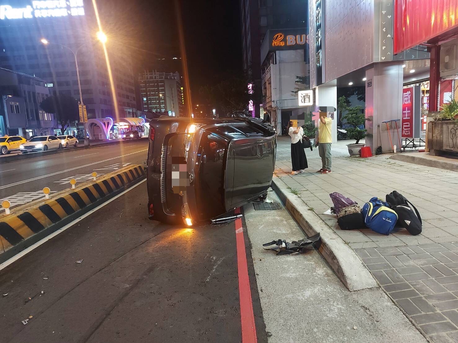 圖片說明:康女駕車自撞分隔島後,車輛往右側翻車。(記者江雁武翻攝)