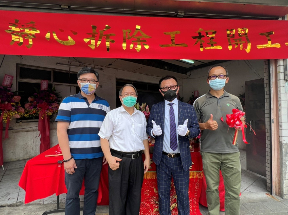 圖片說明:富品建設委建北市景美危老案順利拆除,圖為富品建設董事長曾富瑋、恒昇營造總經理林世達、「富品靜心」建築師王志祥、台北市文山區興福里里長許銘良與地主們一起參與拆除典禮。(富品建設提供)
