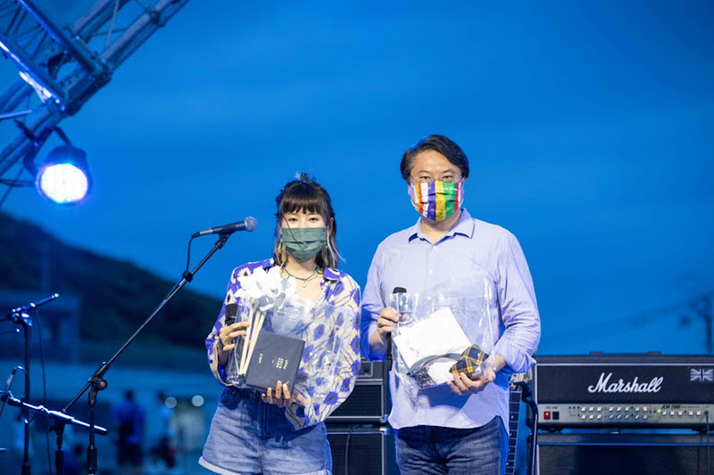 ▲市長以來自大海的禮物「海洋福石」(浮石)」精油擴香禮盒送給崇尚海洋和環保的吳汶芳(左)。(圖/基隆市政府提供)