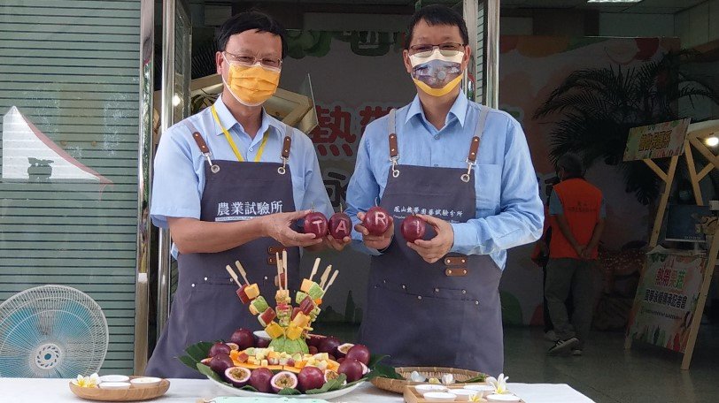 可能是 3 個人、大家站著、食物和室內的圖像