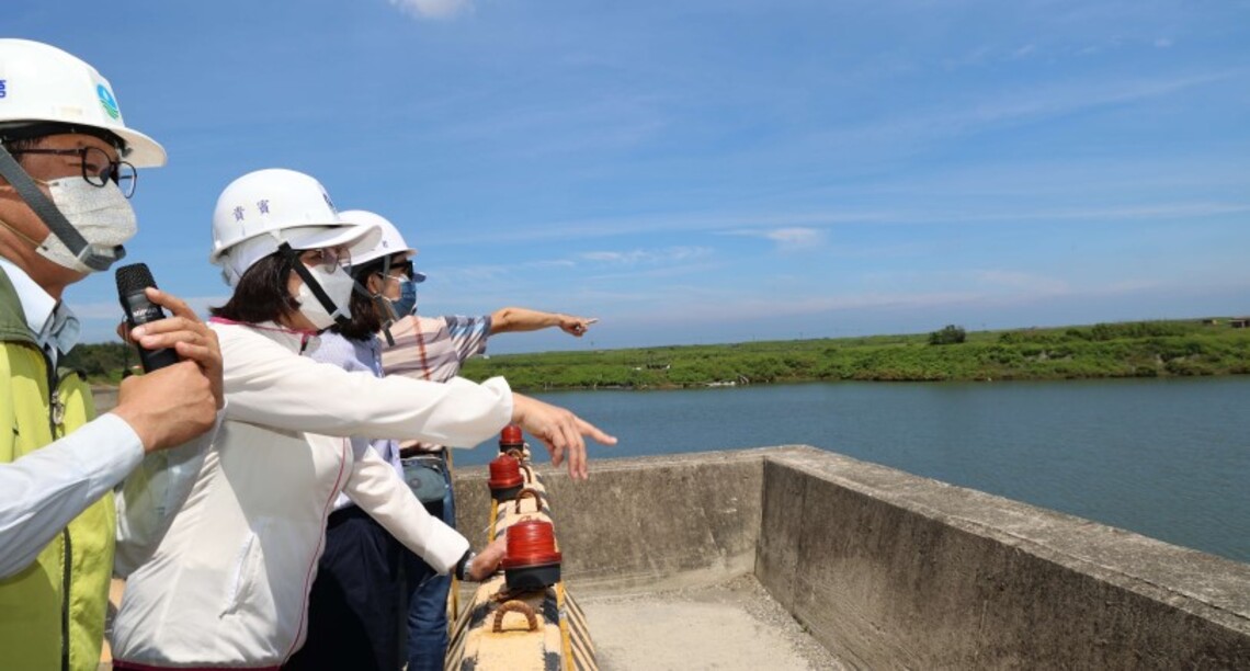 張麗善與第四河川局長李友平現勘濁水溪出海口生態創生基地許厝寮堤段整體環境改善工程