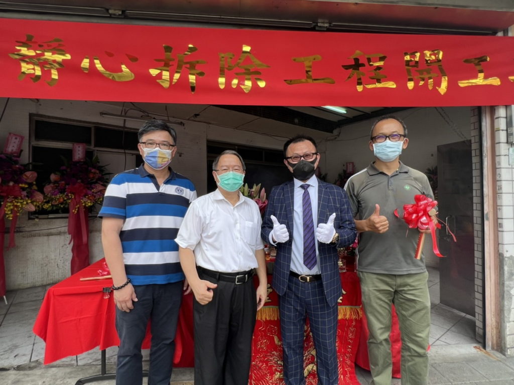 富品建設委建北市景美危老案順利拆除,圖為富品建設董事長曾富瑋、恒昇營造總經理林世達、「富品靜心」建築師王志祥、台北市文山區興福里里長許銘良與地主們一起參與拆除典禮。(富品建設提供)