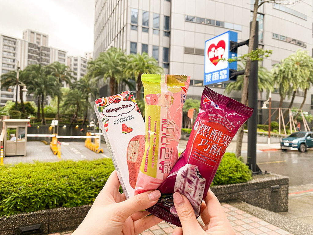消暑少不了的冰品,萊爾富6月28日前推出小美指定系列冰品任選第2件5折、原價115元的哈根達斯冰淇淋指定款新品,也只要89元。