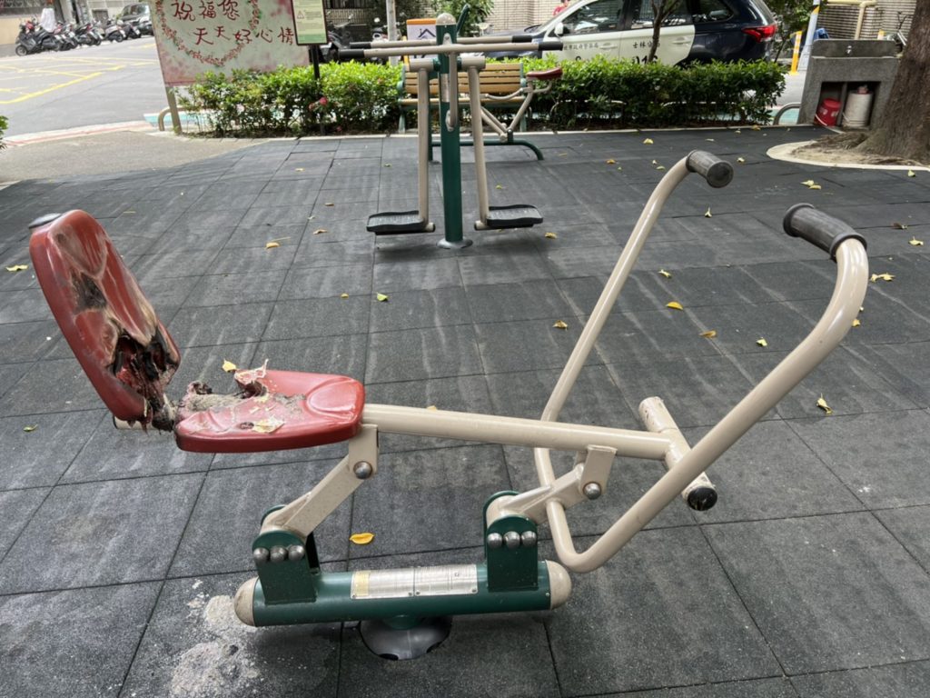縱火者以打火機點划船機後立即逃逸