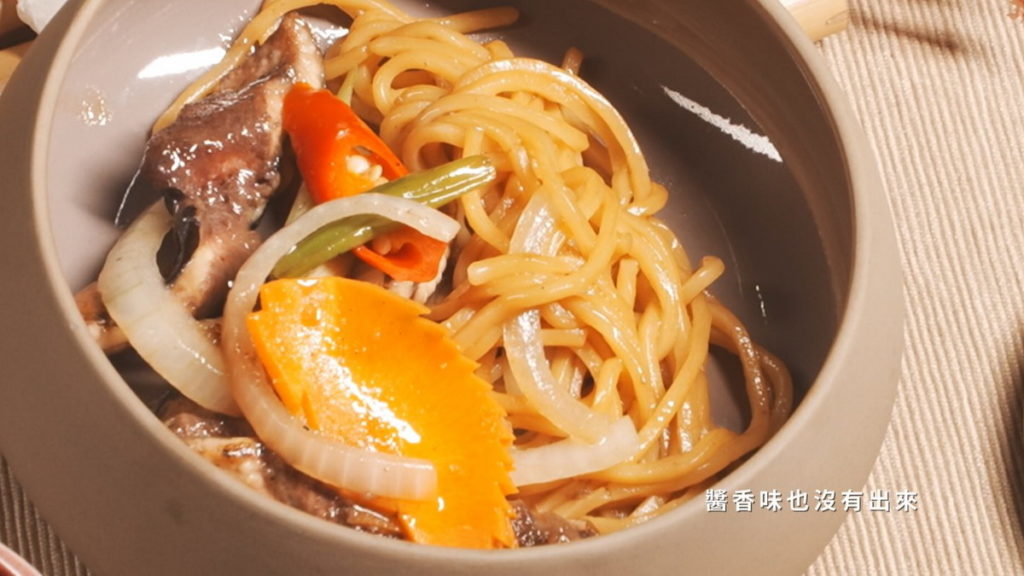 選手的鱔魚意麵被廚佛瑞德批評「記憶點不夠」(圖/翻攝料理之王3)