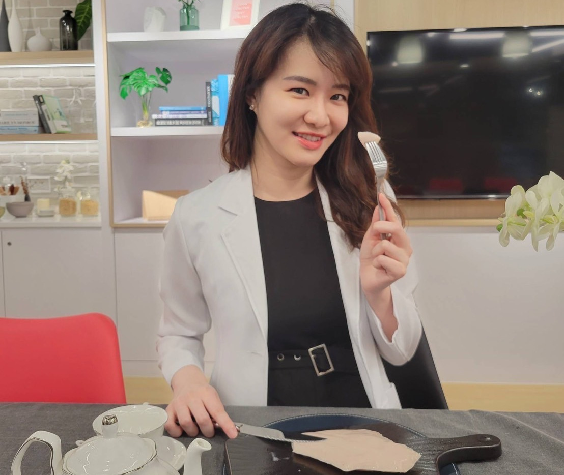▲營養師林安安分享「果木小薰」雞胸肉口感上相當軟嫩，保有雞肉的香味但不會顯得無味，也沒有傳統雞胸肉咀嚼時的粗纖維感。(圖/果木小薰/提供)