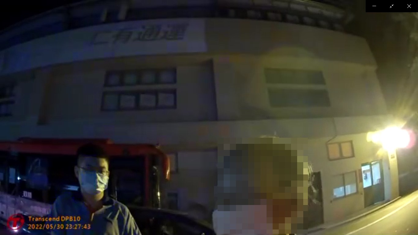 ▲71歲顏姓阿嬤搭公車下錯站而迷路街頭,警方馳援助返家 (圖/台中市警察局 提供)