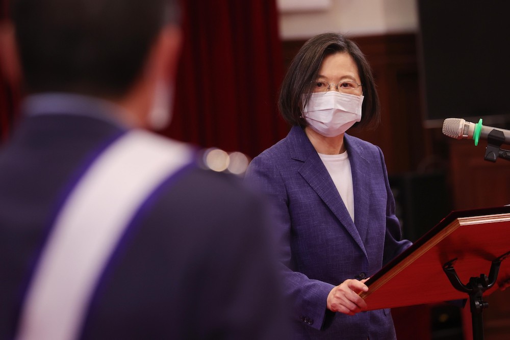 侯友宜稱恩恩送醫全依中央規定 民進黨:勿曲解政府規定試圖卸責 29 總統蔡英文20日上午主持「國軍重要高階幹部授勳暨授階典禮」,盼加速國防自主。