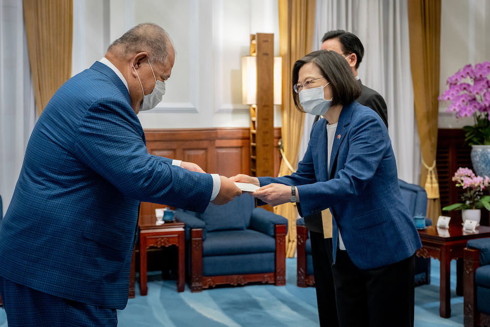 侯友宜稱恩恩送醫全依中央規定 民進黨:勿曲解政府規定試圖卸責 30 總統蔡英文20日上午接受吐瓦魯國新任駐臺特命全權大使潘恩紐(Bikenibeu Paeniu)呈遞到任國書