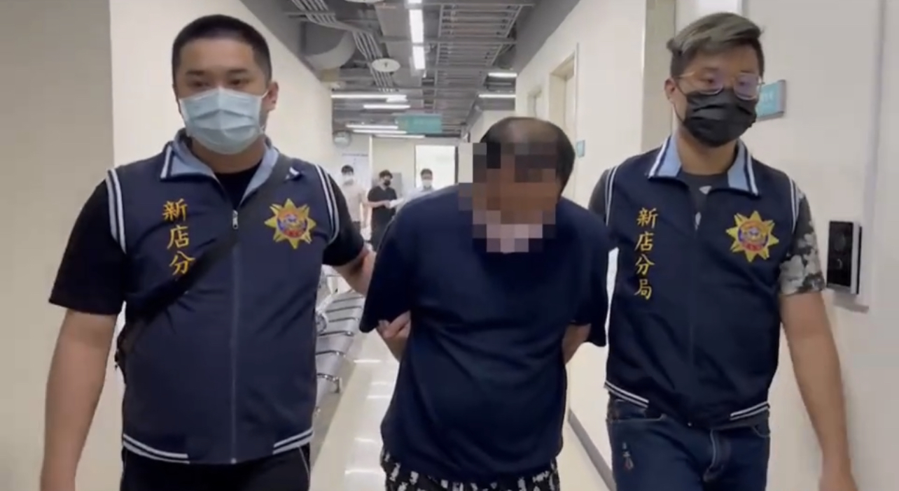 圖片說明:新店分局偵查隊逮捕黃姓妨礙自由、擄人勒贖通緝犯。(記者戴昱弘翻攝)