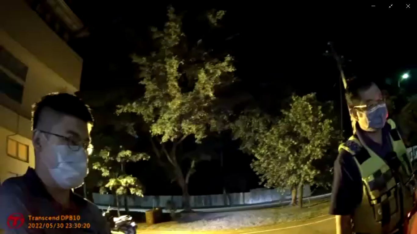 圖片說明:警方於接獲民眾報案後立即前往現場協助處理。(記者江雁武翻攝)