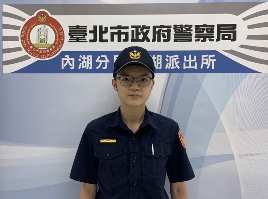 圖片說明:「賊星該敗」 破案關鍵在一雙「赤腳」西湖派出所所長陳毅樺說明。(記者宋紹誠翻攝)