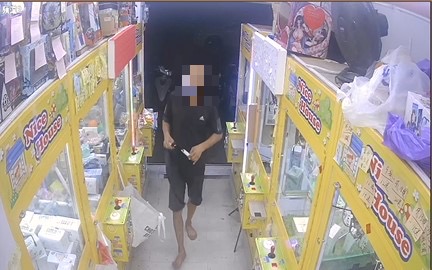 圖片說明:犯嫌打赤腳來回尋找偷竊目標。(記者宋紹誠翻攝)