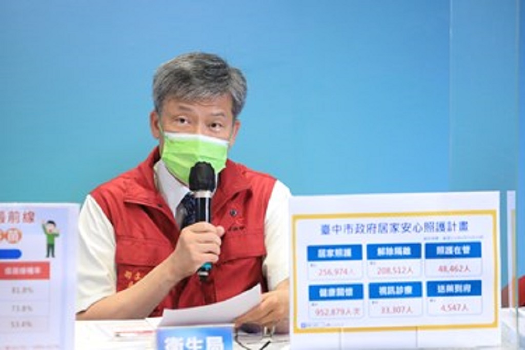 ▲中市衛生局長曾梓展，說明昨(19)日新增死亡案例情形，呼籲民眾盡快施打疫苗，增加保護力，減少感染後可能出現的症狀。（圖/記者澄石翻攝）