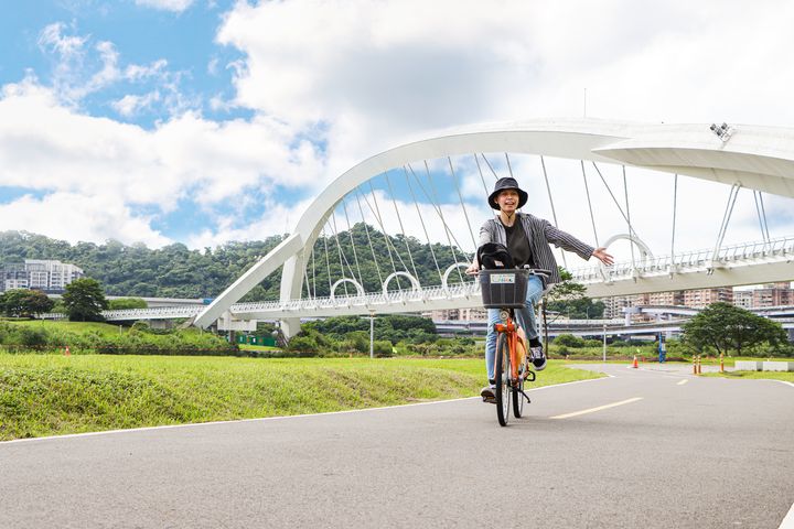 吊橋光雕虹彩一夏 碧潭風光暢饗玩樂