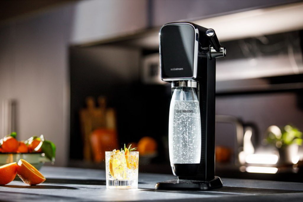 sodastream 新款氣泡水機ART系列,獨特拉桿設計,將氣泡打入水中同時增添生活中的樂趣。