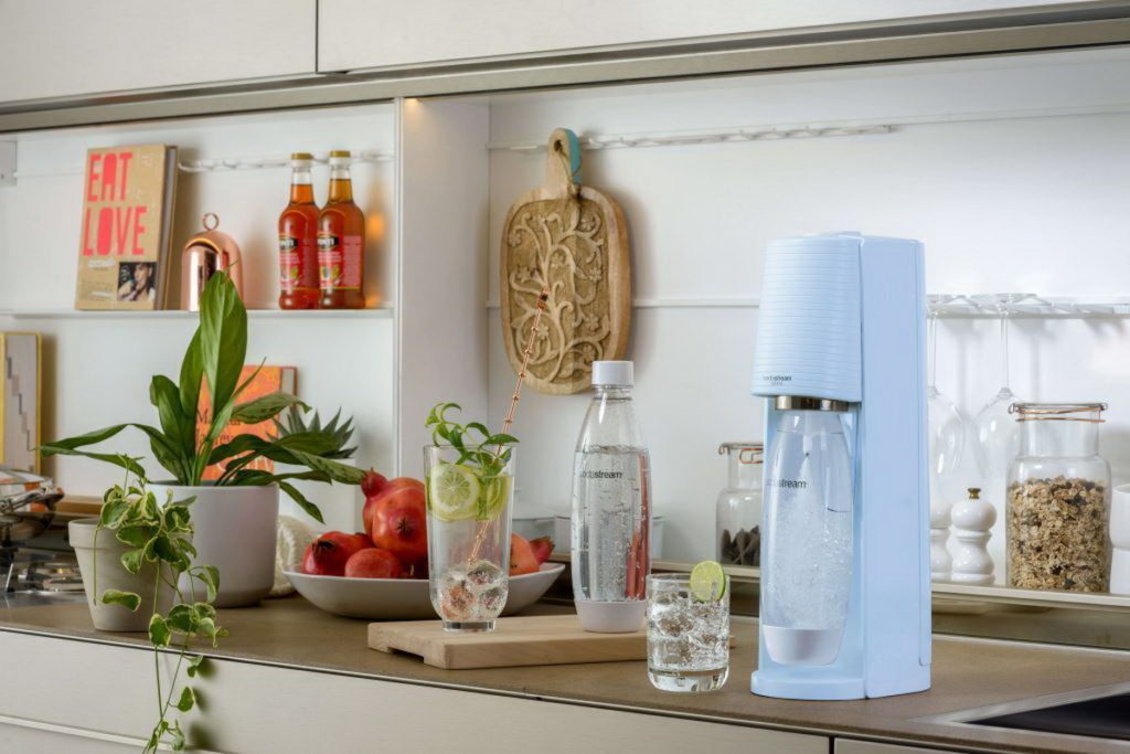 sodastream 新款氣泡水機TERRA系列,加大按鈕設計,輕輕按壓使用不費力,輕便不需插電,野餐露營戶外活動必備神器。
