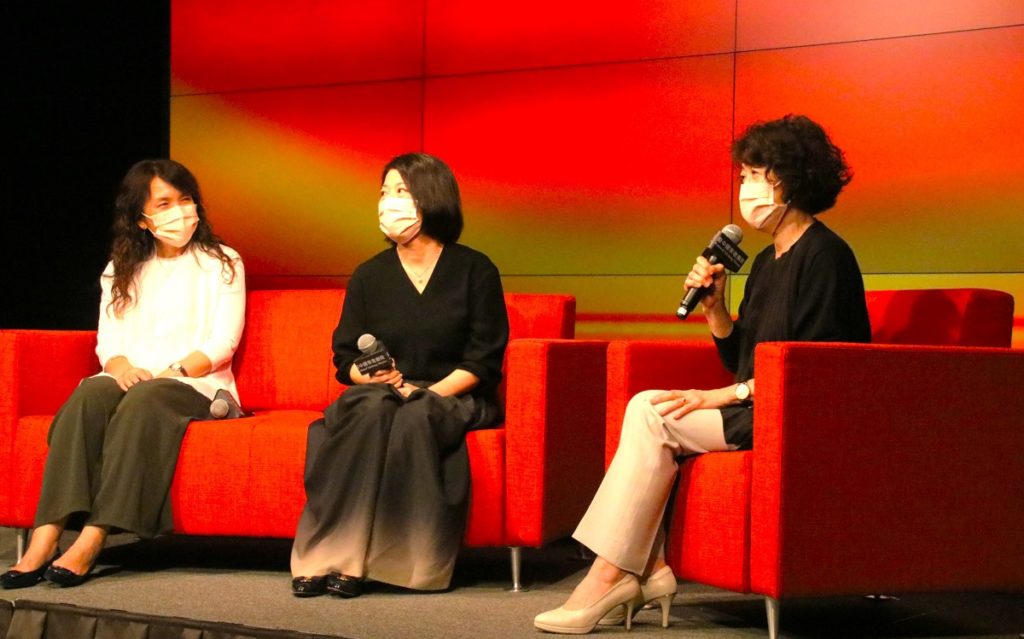 藝術總監邱瑗（右）與副總監汪虹（左）、鄢繼嬪（中）三人座談分享「NTT女力時代 藝起創造Herstory」（圖/陳惠玲攝影）