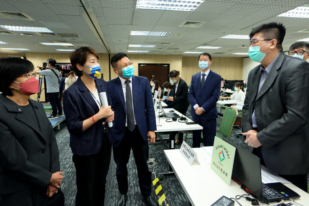 「經貿拓銷計畫啟動記者會暨線上經貿拓銷團-中東非洲」黃副市長與廠商產品導覽互動