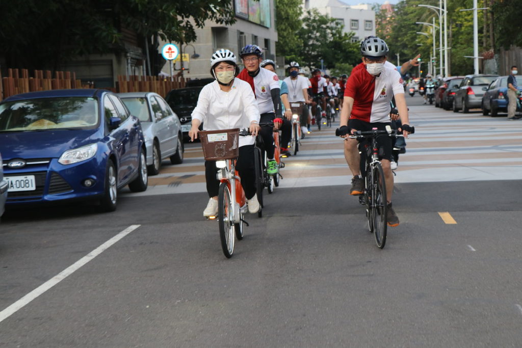 市長與車隊一起騎車