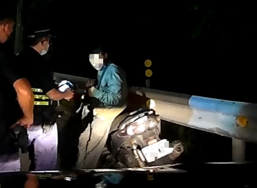 ▲男子機車沒油,深夜牽車行走路邊,員警巡邏發現後上前關心 (圖/苗栗縣警察局 提供)