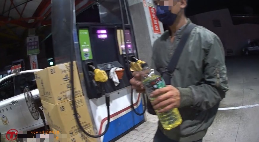 ▲員警以警車載送男子前往加油站購油,解決機車沒油困境 (圖/苗栗縣警察局 提供)