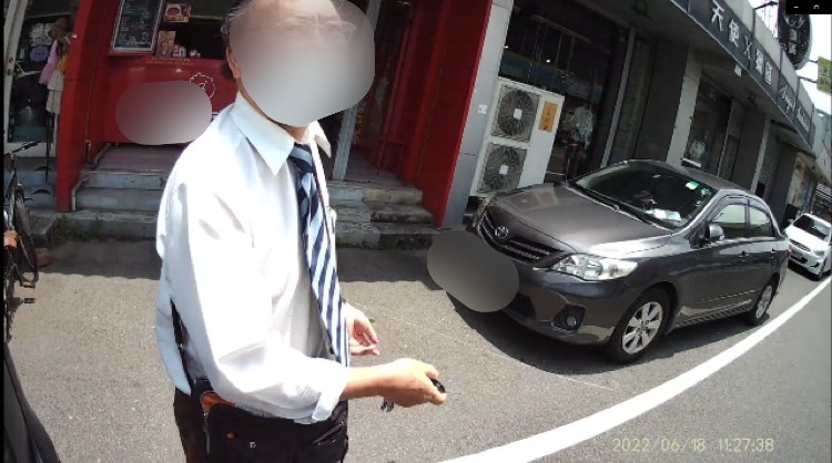 ▲所長載老翁沿線找尋,最終在南興路上找到記錯停車位置的汽車 (圖/苗栗縣警察局 提供)