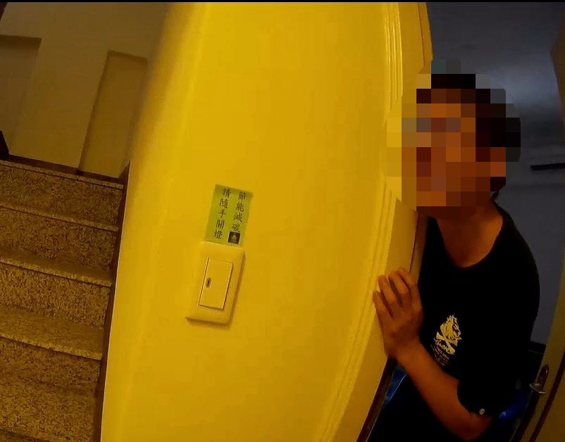▲游男因門鎖損壞而受困房內一整夜,警方馳援救出 (圖/台中市警察局 提供)