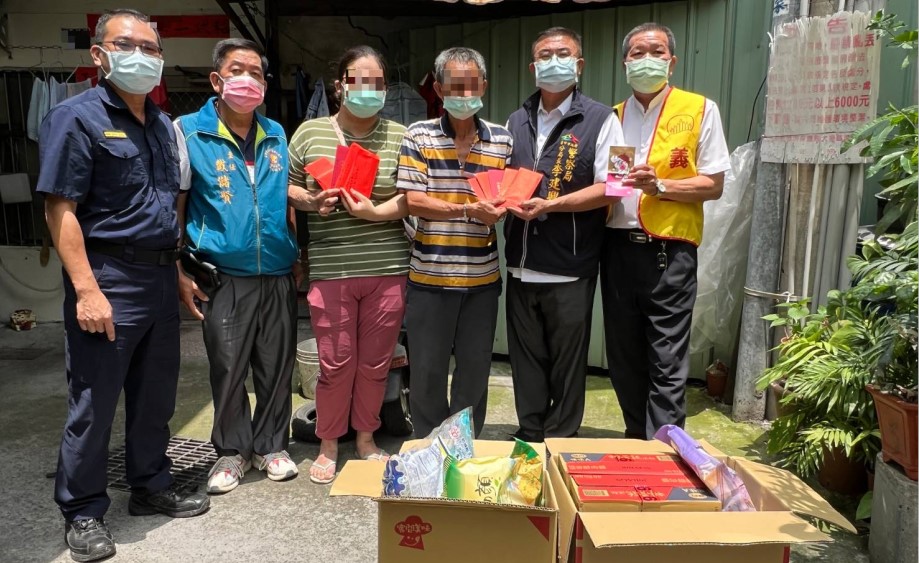 ▲霧峰分局長李建興邀集警友主任及善心人士,慰問謝姓貧苦弱勢家庭 (圖/台中霧峰分局 提供)