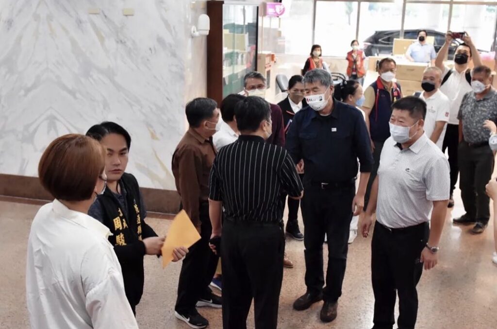 張亞中表示,在新聞媒體上看到張峻議長的提名爭議後,立刻打電話關心張峻議長。
