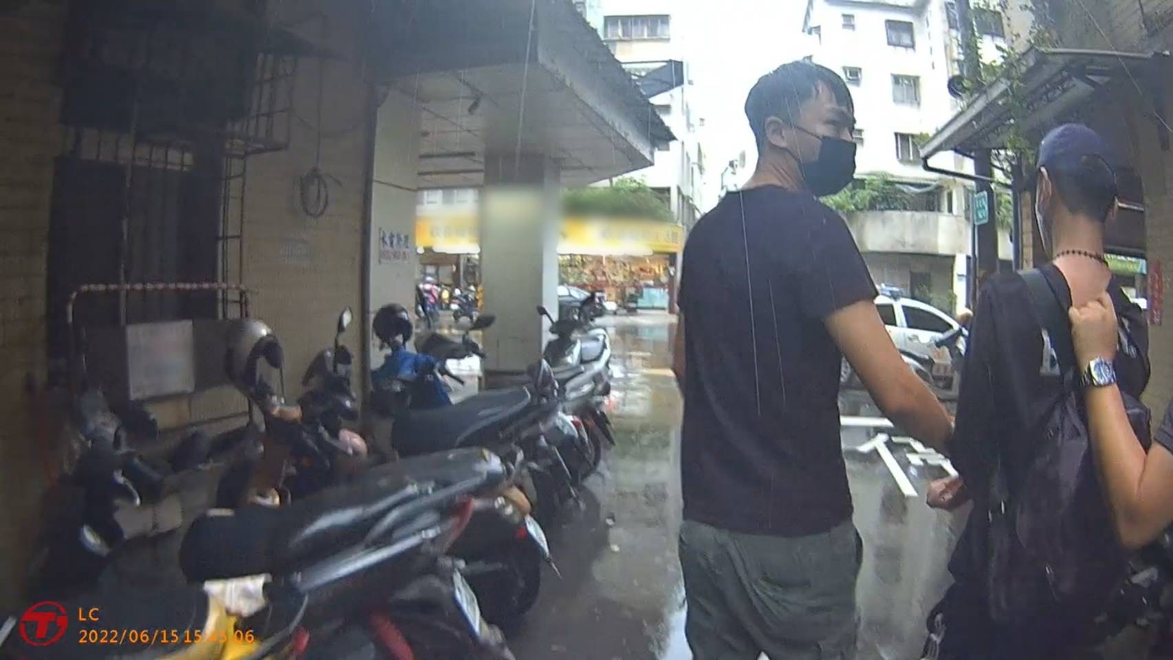 圖片說明:中和警於車手欲取款時,成功逮捕犯嫌,保住民眾血汗錢。(記者戴昱弘翻攝)