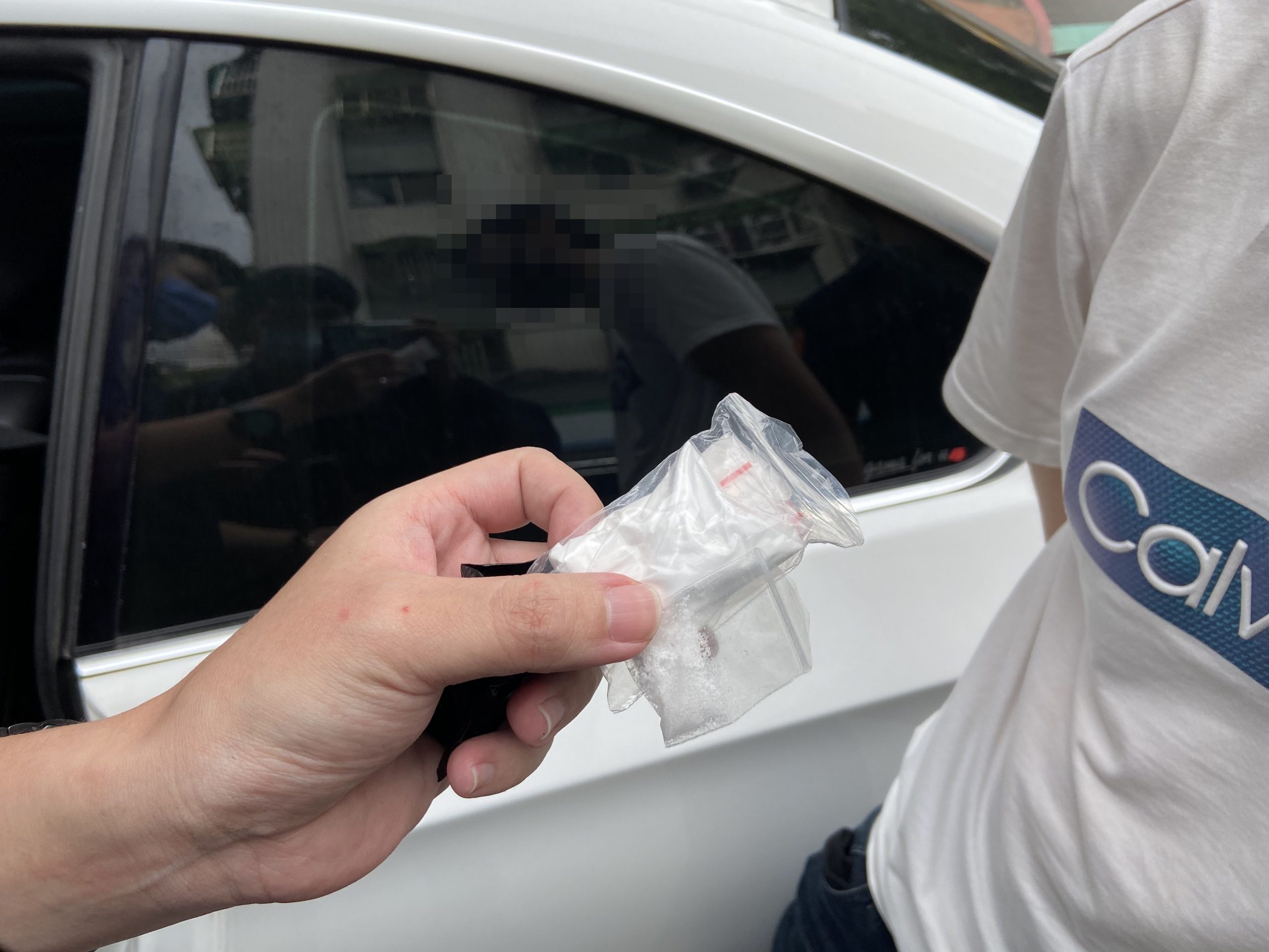 圖片說明：汐止警識破許男假冒身份，發現其為通緝犯，並在其身上搜索出海洛音。（記者徐煜勝翻攝）