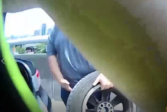 圖片說明:板橋分局熱心員警立刻協助更換輪胎,車輛安全駛離現場。 (記者林鈞澤翻攝)