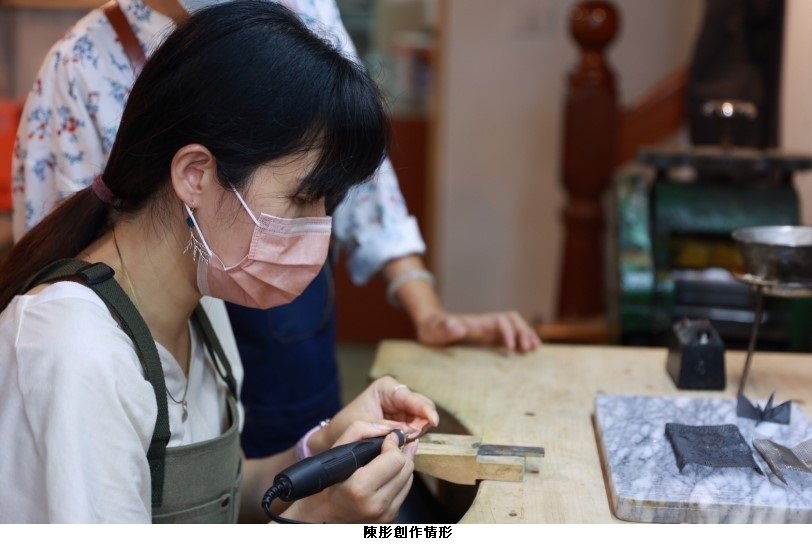 可能是 1 人和室內的圖像