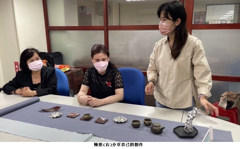 可能是 3 個人、大家站著和室內的圖像