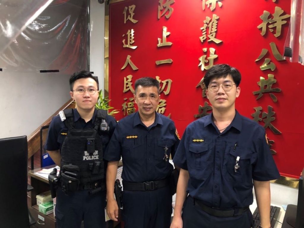 內湖派出所警員林書銘(左)、副所長林孝忠(中)、警員鄭富鴻(右)