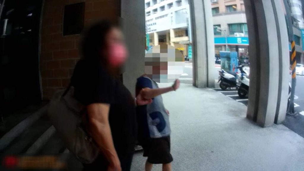 家人自臺中北上帶婦人返家