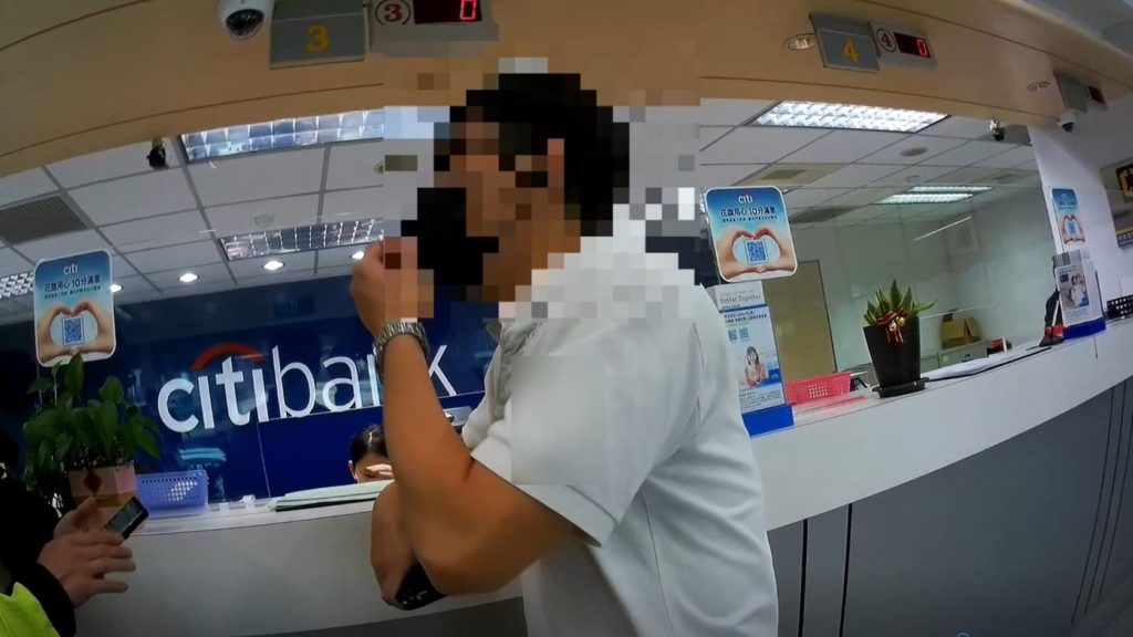 南港分局南港派出所警員李讚芳、游証謙耐心勸說險遭詐騙民眾