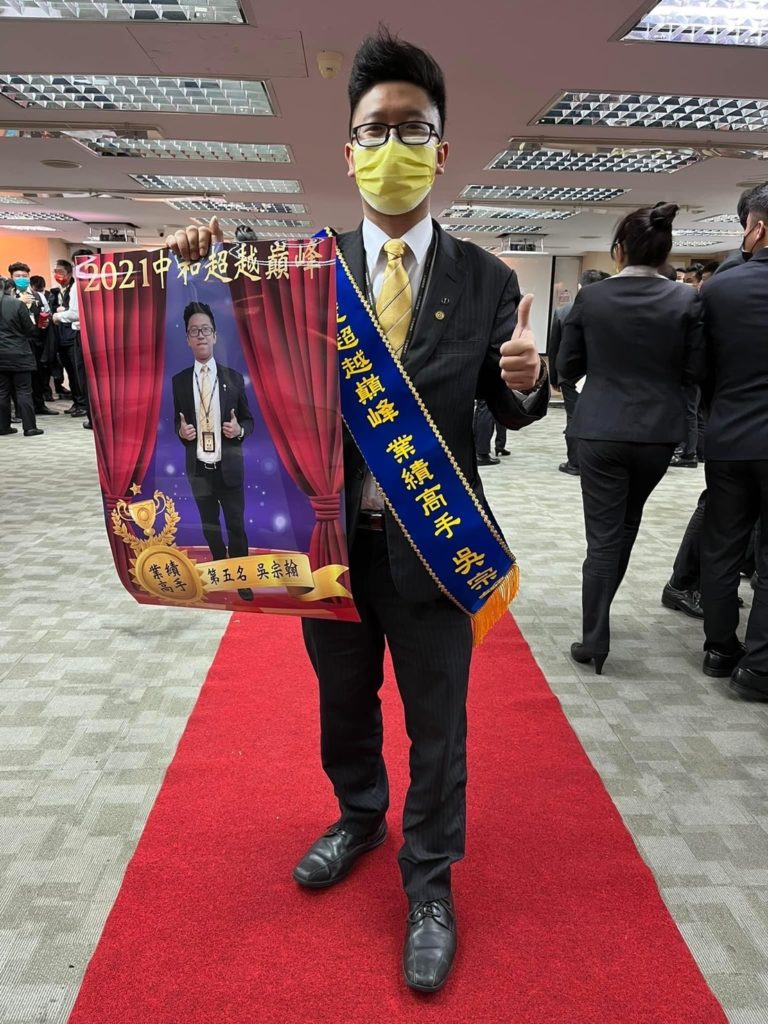 過去曾是軍職的吳宗翰跨領域挑戰房仲經紀人工作,入行第一年就獲得幸福成家基金。