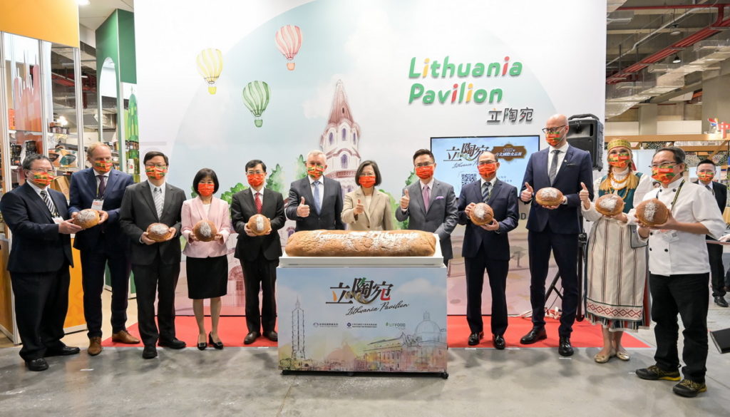 立陶宛再度於台北國際食品展登場,麵包師傅吳寶春(右一)以立陶宛麵粉揉和臺灣在地食材特製長型麵包,並由貿協董事長黃志芳邀請總統蔡英文與立國農業部次長吉爾卓帝斯共同為麵包撒上糖粉,彰顯臺立友好情誼