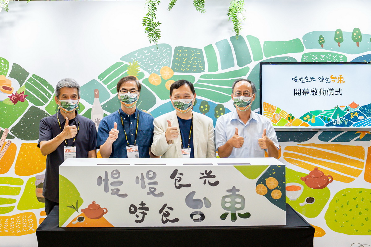 易遊網 陳甫彥(左一)、國發會國土離島區域 副處長 呂登元(左二)、台東縣政府 副縣長 王志輝 (右二)、台東縣政府財經處 副處長 楊珍琪(右一)