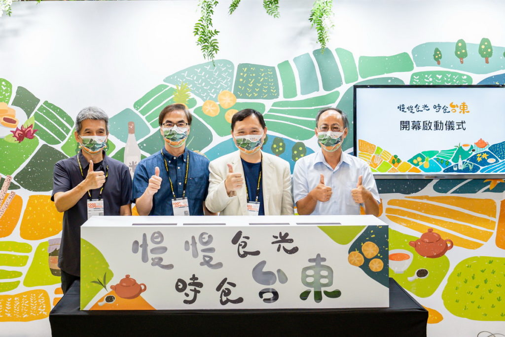 易遊網 陳甫彥(左一)、國發會國土離島區域 副處長 呂登元(左二)、台東縣政府 副縣長 王志輝 (右二)、台東縣政府財經處 副處長 楊珍琪(右一)