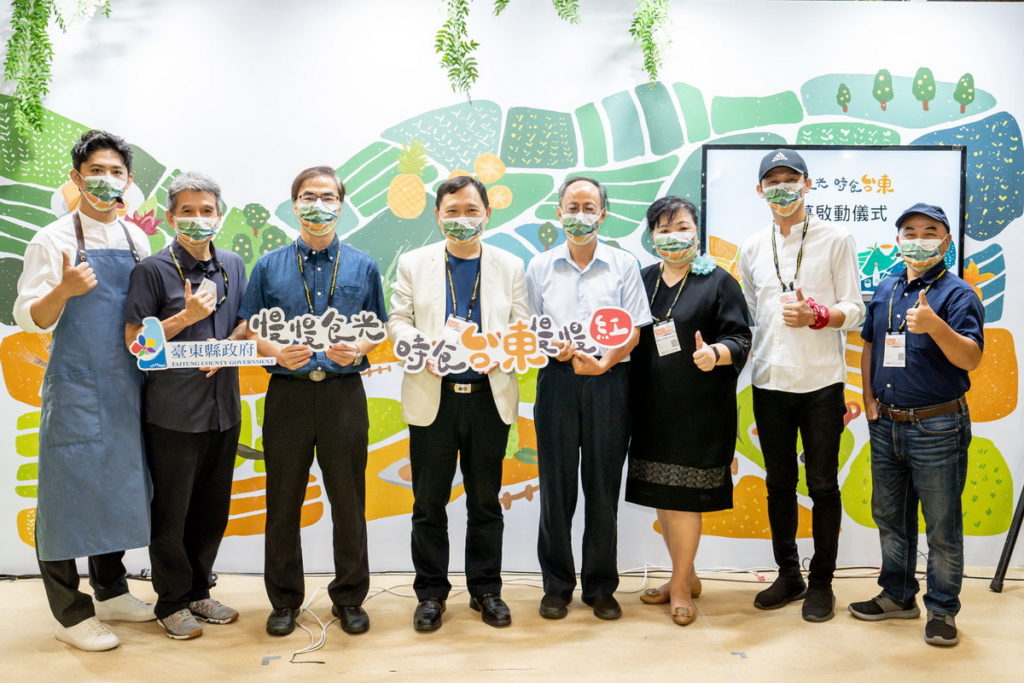 易遊網 陳甫彥 (左二)、國發會國土離島區域 副處長 呂登元(左三)、台東縣政府 副縣長 王志輝 (左四)、台東縣政府財經處 副處長 葉正鶴(右四)、台東縣工商發展投資策進會 楊珍琪 (右三)