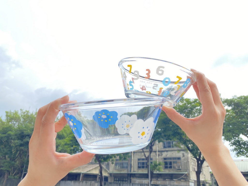 激推以夏日清涼色系設計的「SOUSOU陶瓷圓盤-貓十數黃」、「SOUSOU玻璃碗2入組-十數微笑」,其中玻璃碗適合搭配沙拉、優格等輕食使用