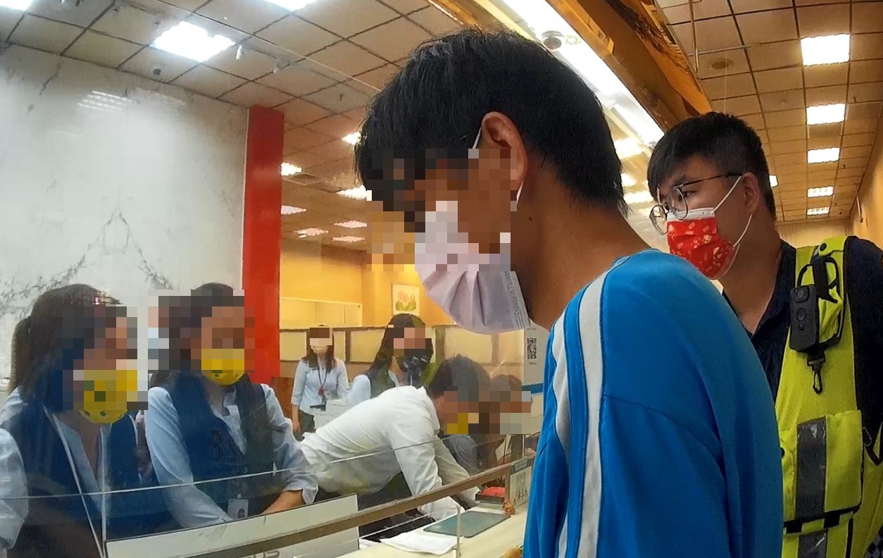 ▲男子遭假客服詐騙於ATM解除設定,行員發現異狀立即報警 (圖/台中市警察局 提供)