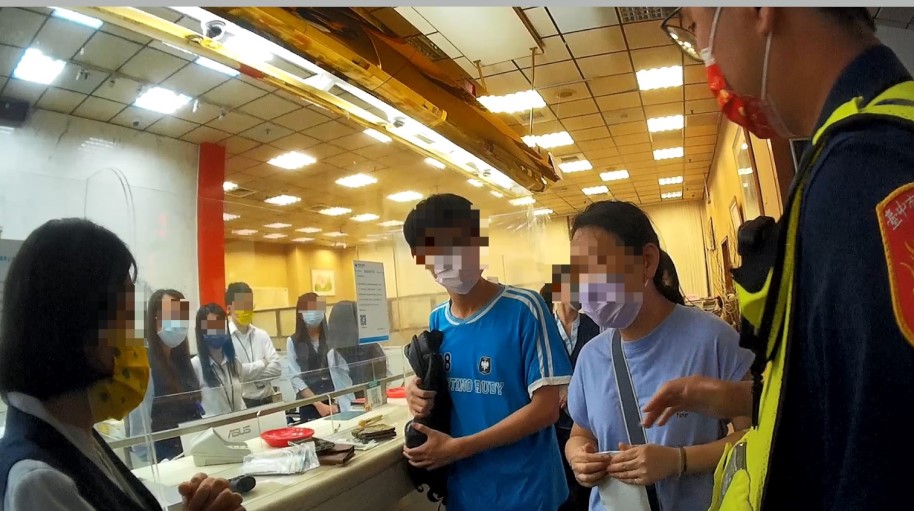 ▲楊姓男子與母親非常感謝熱心行員及警方的攔阻,保住12多萬血汗錢 (圖/台中市警察局 提供)