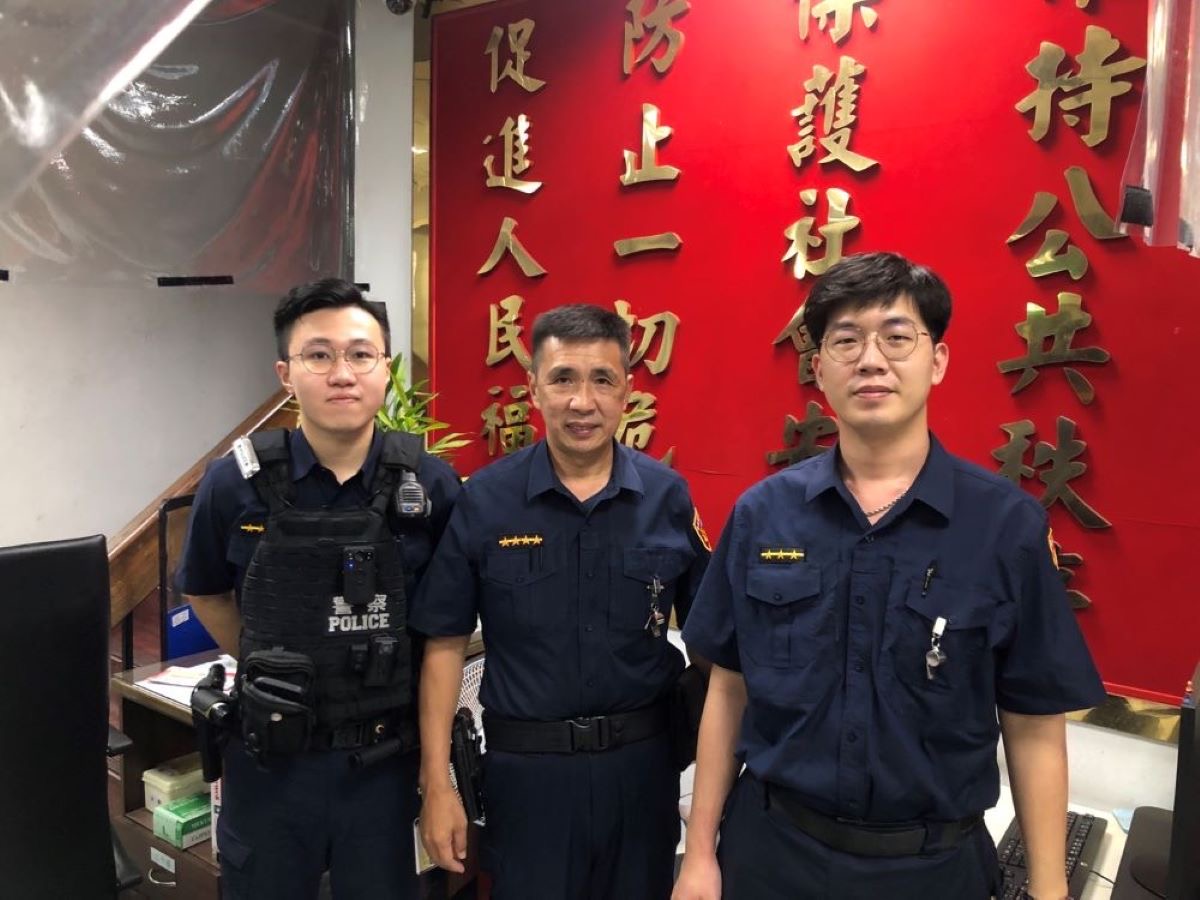 圖片說明:內湖派出所警員林書銘(左)、副所長林孝忠(中)、警員鄭富鴻(右)。(記者宋紹誠翻攝)