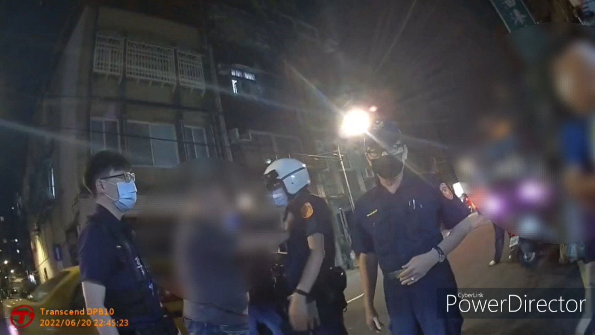 圖片說明:謝男因酒醉無法控制自我情緒,過程中推擠員警衣領作勢要打。(記者徐煜勝翻攝)