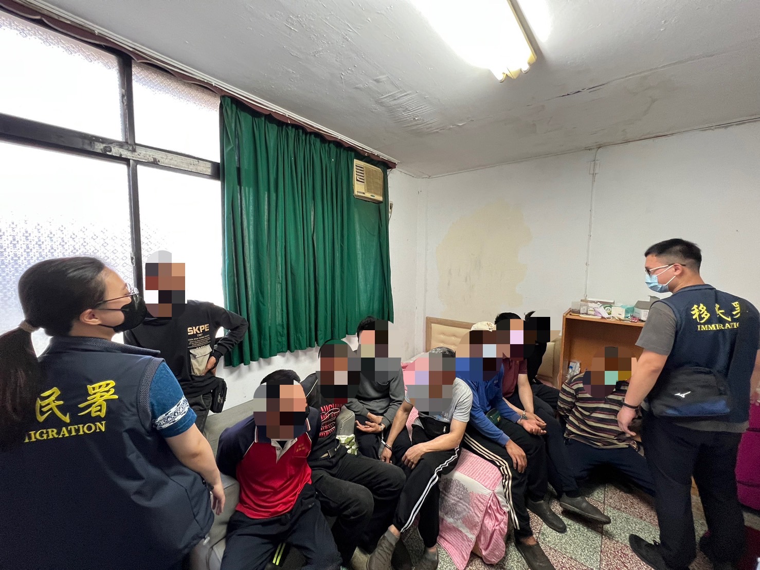 圖片說明:桃園巿專勤隊經多日跟監、伺機埋伏一舉擒獲一大型工地大量失聯移工。(記者宋紹誠翻攝)