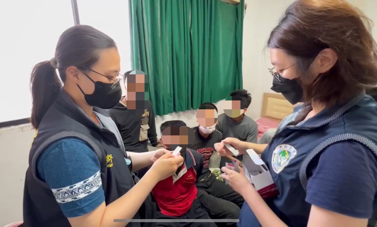 圖片說明:因正值疫情期間,專勤隊亦不敢大意旋即對現場查獲的失聯移工進行初步快篩及體溫量測。(記者宋紹誠翻攝)